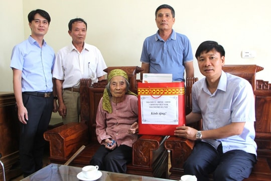 Hơn 1.200 gia đình chính sách, người có công tại Hòa Xá được tặng quà 2/9