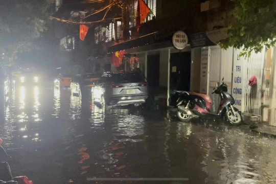 Ô tô ngập nước sau mưa bão: Cảnh báo và hướng dẫn làm bảo hiểm cho người dân Hà Nội