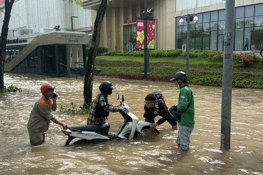 Đường Võ Chí Công ngập nước, phương tiện lưu thông thế nào?