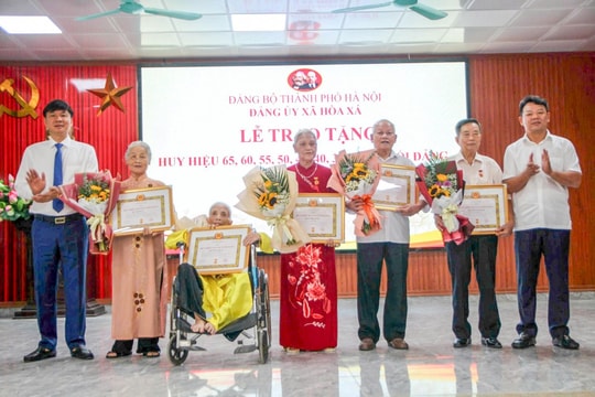 Đảng bộ xã Hòa Xá trao tặng Huy hiệu Đảng, ghi nhận cống hiến của các thế hệ đảng viên