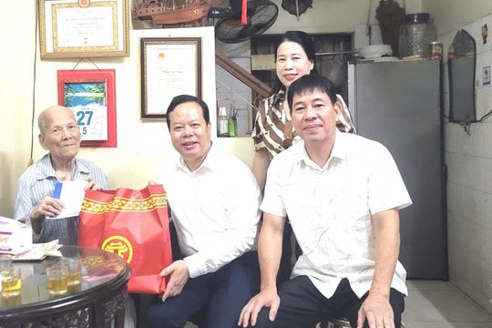 Lãnh đạo phường Văn Miếu - Quốc Tử Giám thăm, tặng quà gia đình chính sách, người có công