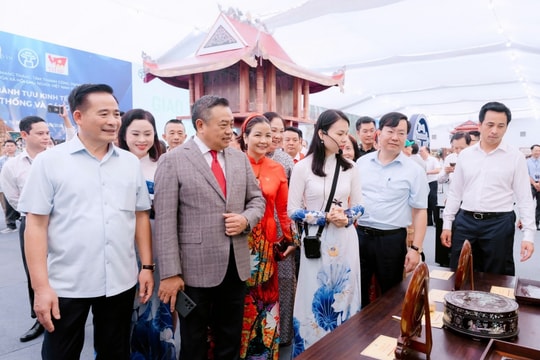 Chủ tịch UBND thành phố Hà Nội Trần Sỹ Thanh tham quan Không gian Truyền thống và Sáng tạo Hà Nội 2025