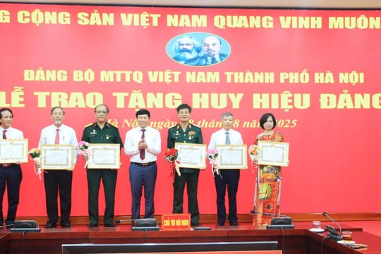 Vinh dự, tự hào được trao tặng Huy hiệu Đảng đúng dịp kỷ niệm 80 năm Quốc khánh 2/9