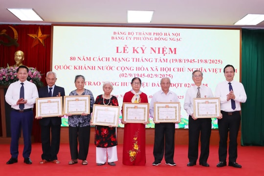 Phường Đông Ngạc trao Huy hiệu Đảng đợt 2/9 cho 100 đảng viên