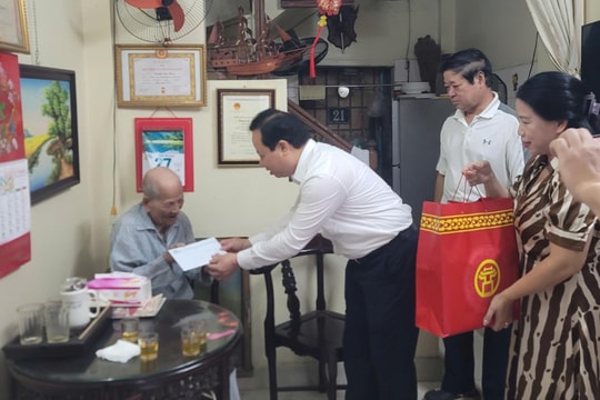 Lãnh đạo phường Văn Miếu - Quốc Tử Giám thăm, tặng quà người có công