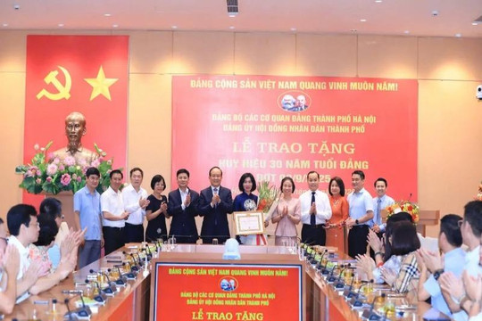 Phó Chủ tịch Thường trực HĐND TP Hà Nội Phùng Thị Hồng Hà nhận Huy hiệu 30 năm tuổi Đảng