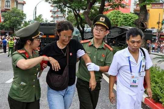 Kịp thời hỗ trợ người nước ngoài bị ngất khi xem sơ duyệt A80