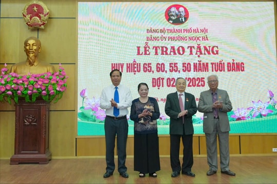 226 đảng viên phường Ngọc Hà nhận Huy hiệu Đảng đợt 2-9