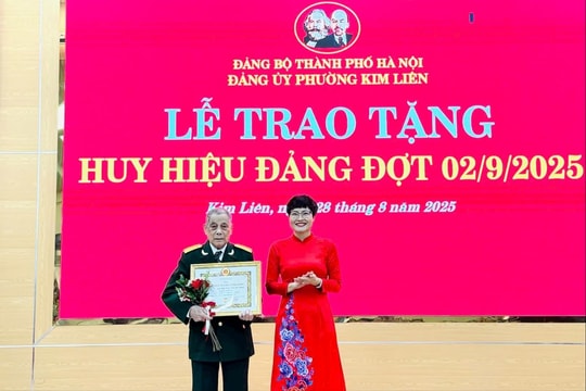 Đảng bộ phường Kim Liên có 202 đồng chí nhận Huy hiệu Đảng đợt 2-9