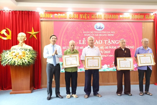 Xã Quang Minh tổ chức Lễ trao Huy hiệu Đảng tặng 52 đảng viên