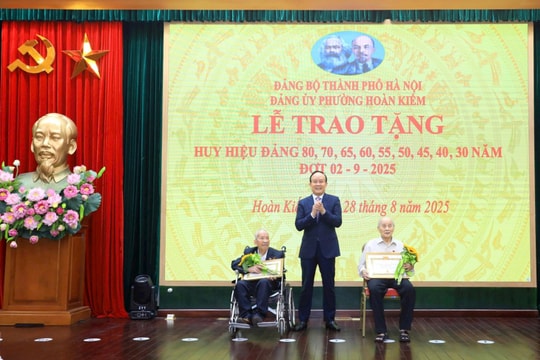 Chủ tịch HĐND TP Hà Nội Nguyễn Ngọc Tuấn trao Huy hiệu Đảng tại phường Hoàn Kiếm