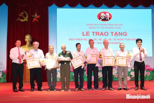 Đảng ủy xã Hương Sơn trao Huy hiệu Đảng tặng 48 đảng viên