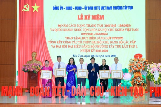 30 đảng viên phường Tây Tựu vinh dự nhận Huy hiệu Đảng đợt 2-9