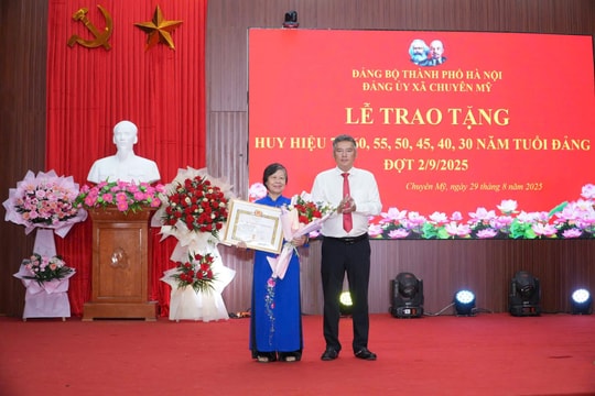 Xã Chuyên Mỹ trao Huy hiệu Đảng đợt 2-9 tặng 25 đảng viên