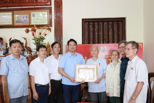 Đảng bộ xã Cổ Đô trao tặng Huy hiệu Đảng, báo công dâng Bác