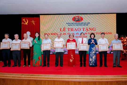 Phường Bồ Đề có ba đảng viên nhận Huy hiệu 80 năm tuổi Đảng