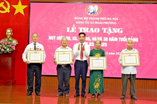 Xã Đoài Phương trao tặng, truy tặng Huy hiệu Đảng đợt 2-9
