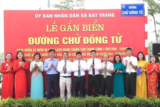 Xã Bát Tràng gắn biển các tuyến đường: Chử Đồng Tử, Lê Xá, Ngọc Động