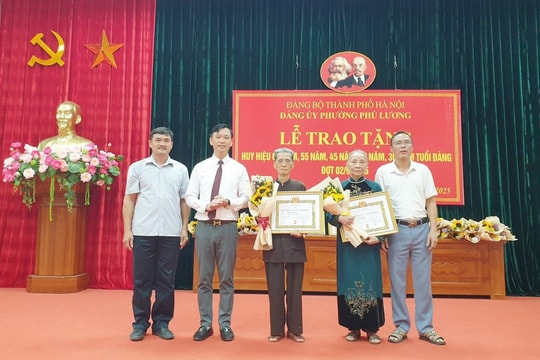 Phường Phú Lương trao tặng huy hiệu Đảng tới 27 đảng viên dịp 2/9