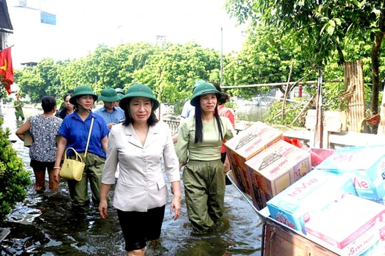 Lãnh đạo phường Tây Mỗ lội nước, thăm hỏi người dân bị ngập úng