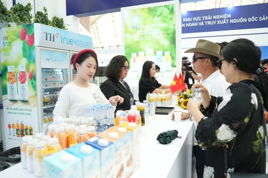 Người dân hào hứng tham dự Triển lãm thành tựu đất nước 80 năm
