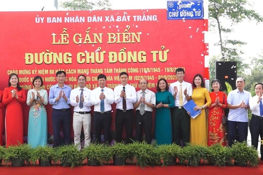 Xã Bát Tràng gắn biển các tuyến đường: Chử Đồng Tử, Lê Xá, Ngọc Động