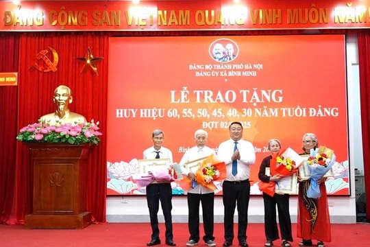 Xã Bình Minh: 42 đảng viên được trao Huy hiệu Đảng dịp Quốc khánh 2/9