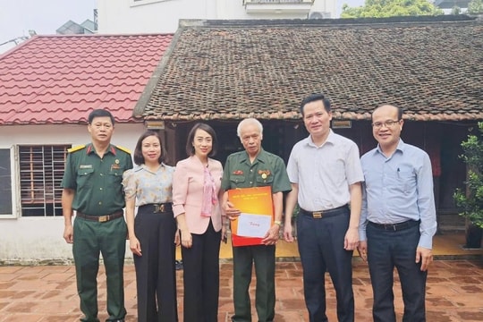 Phương Phúc Lợi (Hà Nội) Thăm, tặng quà người có công với cách mạng nhân dịp Quốc khánh