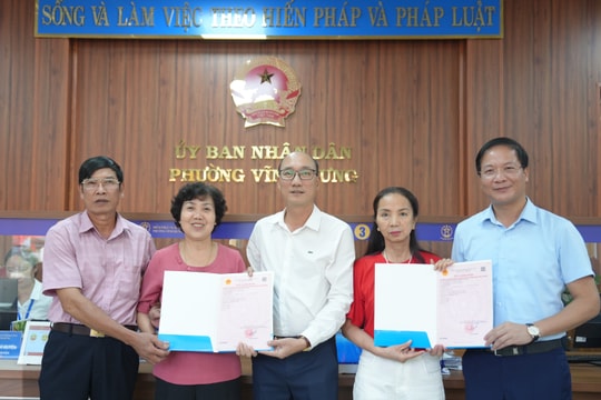 Phường Vĩnh Hưng (Hà Nội) cấp sổ đỏ lần đầu cho 2 hộ dân đầu tiên: Từ lời hứa của chính quyền đến niềm tin của Nhân dân