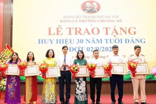 Phường Chương Mỹ trao Huy hiệu Đảng tặng 56 đảng viên dịp Quốc khánh 2-9