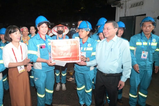 Cục trưởng Cục Môi trường Hoàng Văn Thức động viên công nhân môi trường làm nhiệm vụ A80