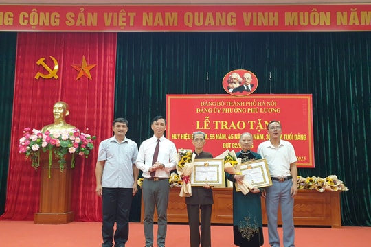 Phường Phú Lương trao tặng Huy hiệu Đảng đợt 2-9
