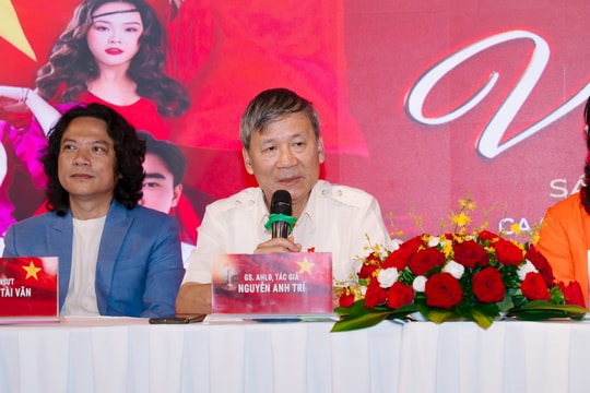 Hơn 1.000 người hát “Vinh quang, ơi Việt Nam” của Anh hùng lao động Nguyễn Anh Trí