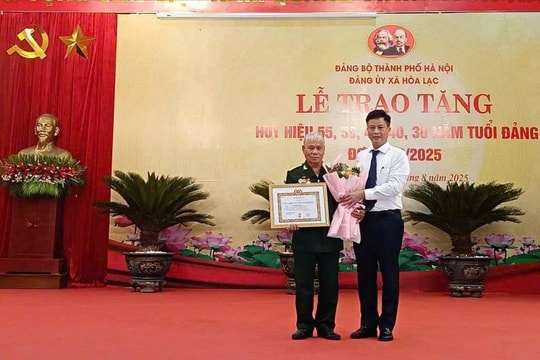 25 đảng viên của xã Hòa Lạc vinh dự nhận Huy hiệu Đảng