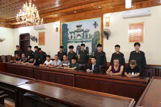 Đột kích sới bạc “boong-ke” trong trang trại ở Hưng Yên, bắt 18 đối tượng
