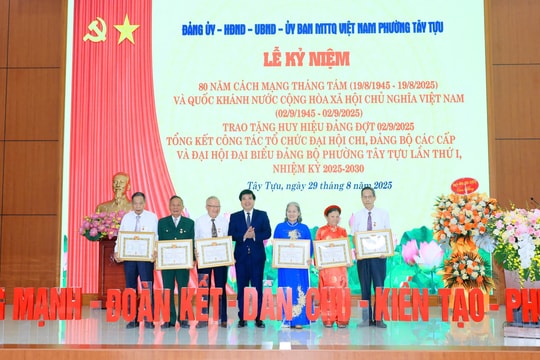 Phường Tây Tựu kỷ niệm 80 năm Quốc khánh và trao Huy hiệu Đảng tặng đảng viên lão thành