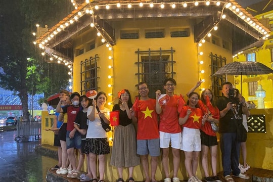 Người dân Hà Nội đội mưa chờ xem tổng duyệt diễu binh, diễu hành