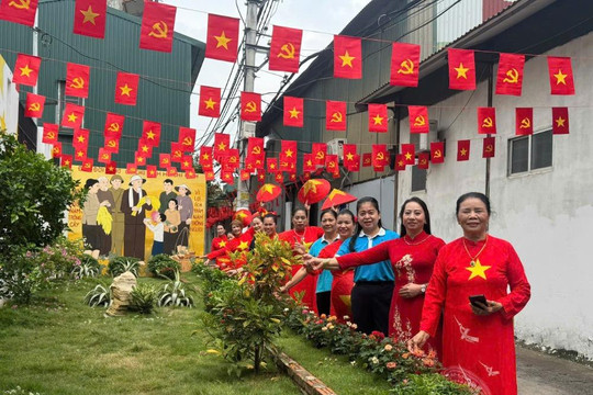 Chi hội Phụ nữ 10-11-12 Yên Sở, phường Hoàng Mai: Biến bãi rác thành vườn hoa rực rỡ