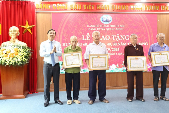 Đảng ủy xã Quang Minh trang trọng tổ chức Lễ trao Huy hiệu Đảng đợt 2/9