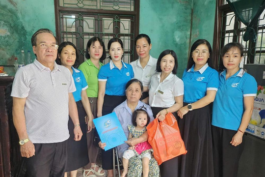 Hội LHPN xã Đông Anh: Tặng quà hội viên phụ nữ có hoàn cảnh khó khăn nhân dịp Quốc khánh