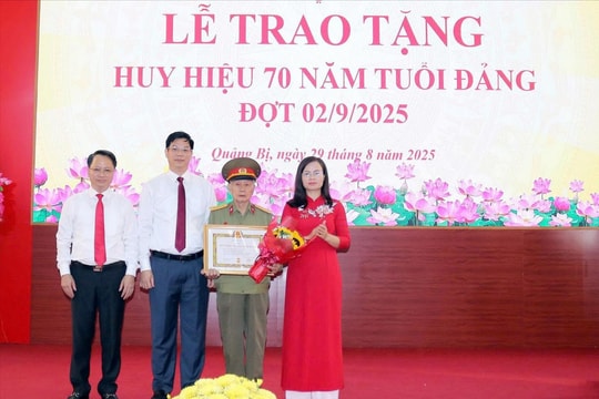 Xã Quảng Bị trao Huy hiệu Đảng tặng 47 đảng viên đợt 2-9