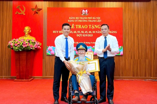 108 đảng viên phường Thanh Liệt vinh dự được nhận Huy hiệu Đảng