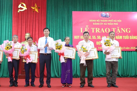 Đảng ủy xã Trần Phú trao Huy hiệu Đảng tặng 36 đảng viên