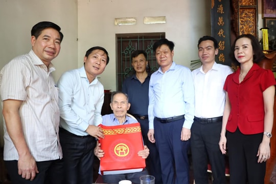 Xã Quang Minh tặng quà gia đình người có công