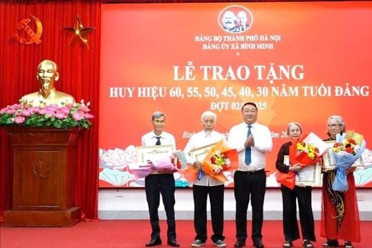 Đảng bộ xã Bình Minh trao Huy hiệu Đảng tặng 42 đảng viên