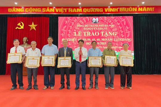 Ba Vì trao Huy hiệu Đảng tặng 20 đảng viên dịp Quốc khánh 2-9