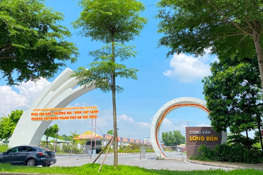 Phường Việt Hưng lắp 2 màn hình lớn phục vụ người dân xem diễu binh
