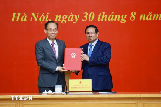 Thủ tướng trao quyết định giao Quyền Bộ trưởng Bộ Ngoại giao cho đồng chí Lê Hoài Trung