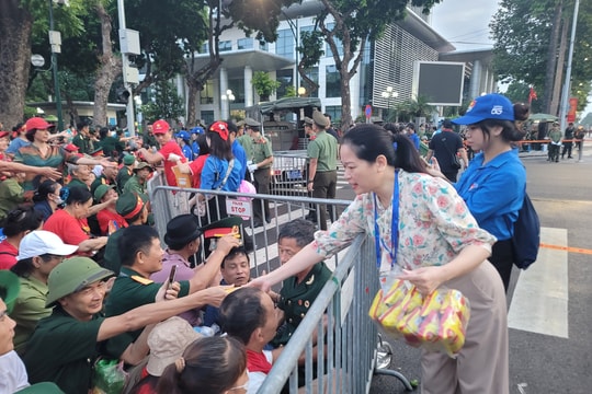 Phường Ba Đình hỗ trợ cựu chiến binh xem tổng duyệt diễu binh, diễu hành