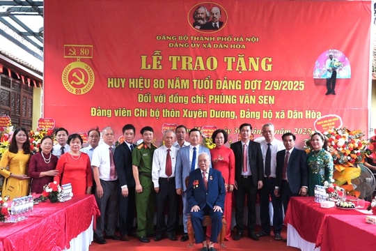 Phó Chủ tịch Thường trực Ủy ban MTTQ thành phố Hà Nội Bùi Huyền Mai trao Huy hiệu 80 năm tuổi Đảng tặng đồng chí Phùng Văn Sen